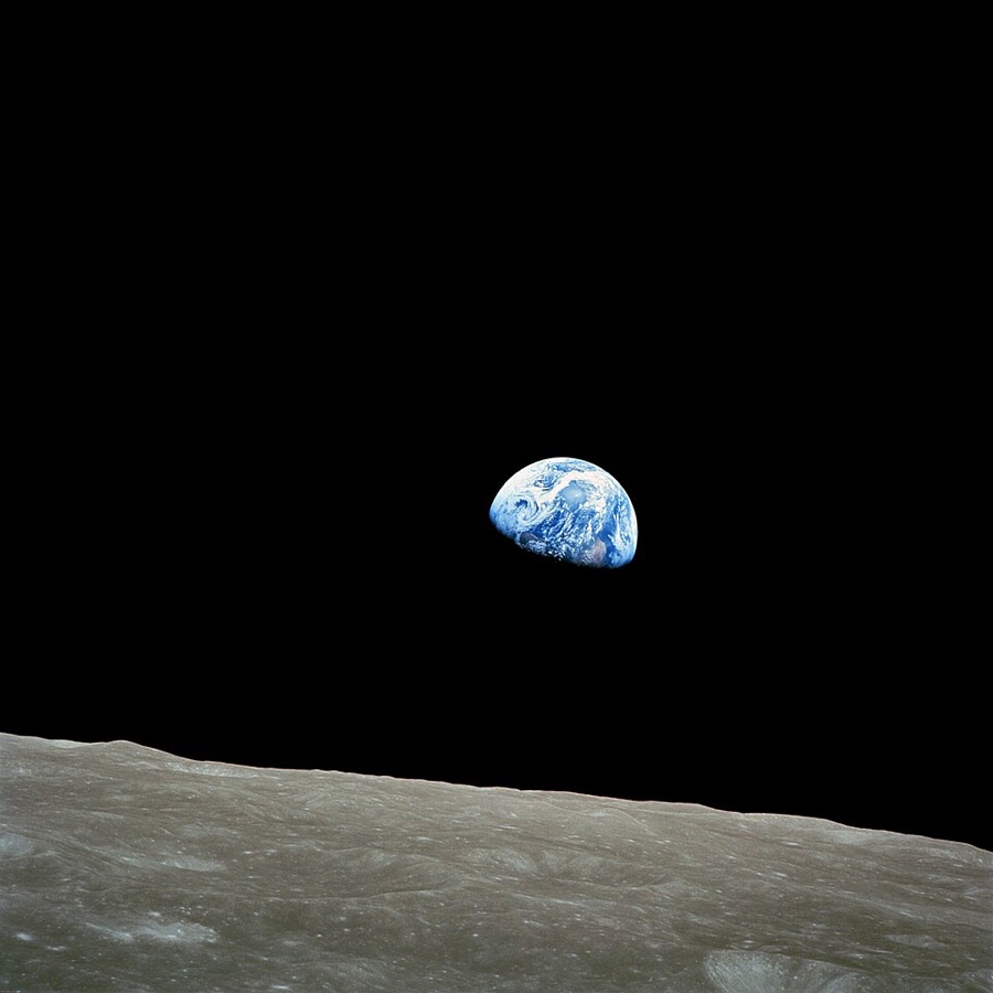 Image mystère n°2 : la Terre bleue se lève au-dessus de l'horizon gris de la Lune