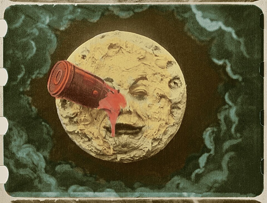 Image mystère n°4 : la Lune avec un visage, une fusée plantée dans l'œil, image ancienne colorisée à la main