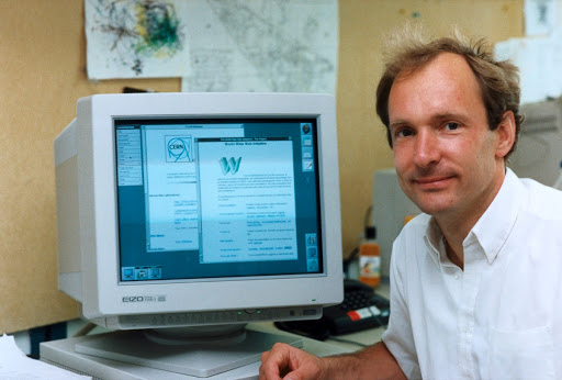 Tim Berners-Lee au CERN devant son écran, l'une des toutes premières pages web affichée